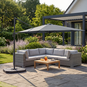 Donkergrijze hangende parasol XXL geplaatst boven loungeset in moderne tuin met terras.