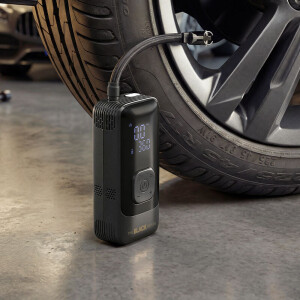 Bandenpomp in gebruik bij het oppompen van een autoband