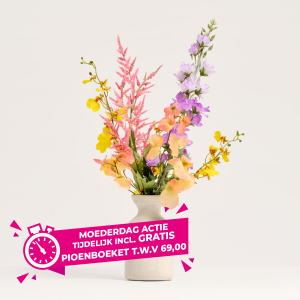 Blooming Good SS.39 kunstboeket in beige vaas met perzik, geel en paarse bloemen op lichte achtergrond.