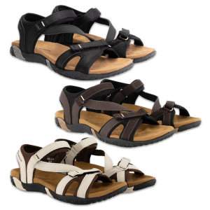 Travelin&rsquo; Hasle sandalen in zwart, bruin en beige naast elkaar op witte achtergrond met focus op comfort en veelzijdigheid.