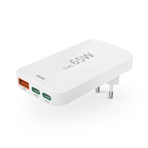 Zwarte 65W USB-oplader met twee USB-C-poorten en &eacute;&eacute;n USB-A-poort inclusief stroomkabel op een witte achtergrond.