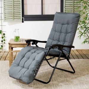 Comfortabele ligstoel van 909 Outdoor met dik grijs kussen op terras voor ontspannen momenten in de tuin.