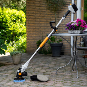 Batavia accu terrasreiniger met verschillende borstels op terras