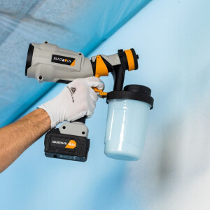 Batavia Maxxpack accu verfspuit tijdens het spuiten van een blauwe muur voor een strak en gelijkmatig resultaat.