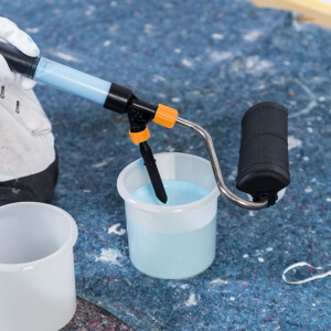 Het vullen van de Batavia verfroller met verf via de vulbuis direct uit een verfemmer voor snel en schoon werken.