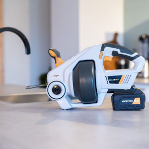 De Batavia Maxxpack 18V Afvoerontstopper met 2ah Accu & Oplader ligt op het aanrecht