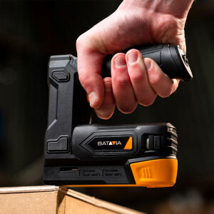 Batavia 4V Accu Combi-Tacker in gebruik terwijl je een houten plaat stevig vastzet.