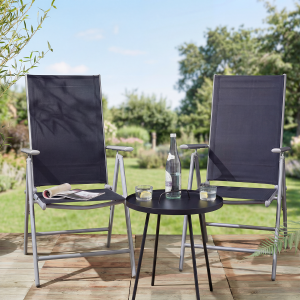 Twee antraciet tuinstoelen met aluminium frame op terras met tafeltje en drankjes in zonnige tuinsetting.
